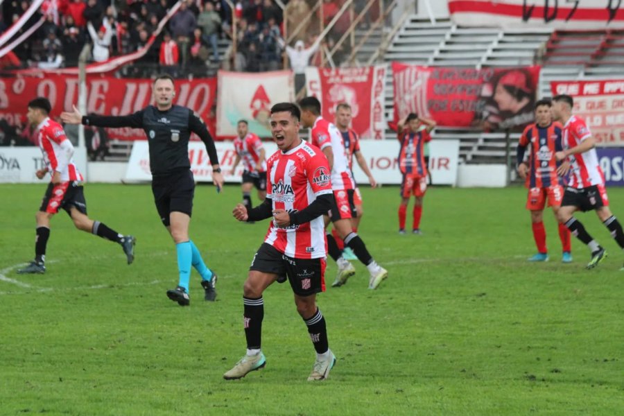 BUEN INGRESO. L&oacute;pez fue uno de los cambios para el segundo tiempo y reditu&oacute; para la remontada.