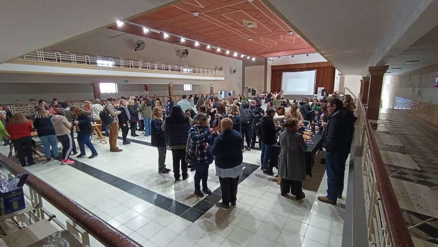 La gran convocatoria colm&oacute; el sal&oacute;n Sarmiento.