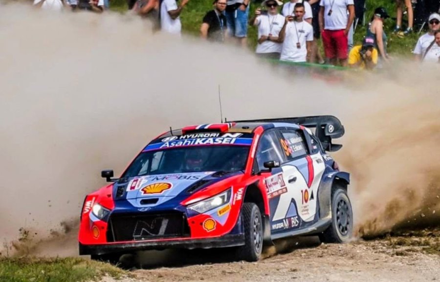 En una gran labor el noruego Andreas Mikkelsen encabeza el Rally de Polonia.