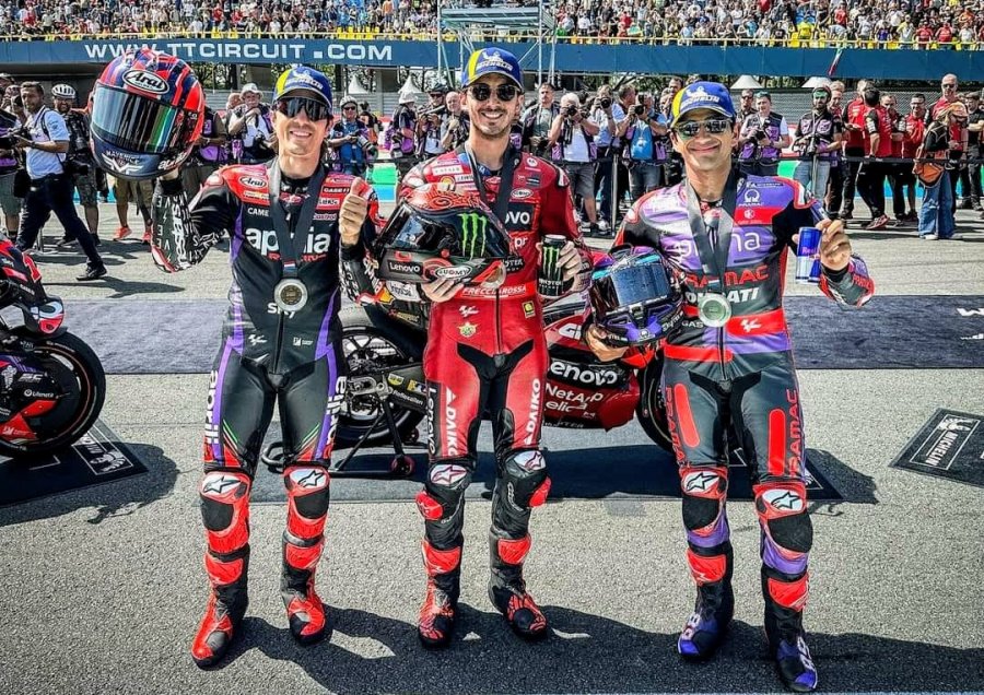 El podio de la carrera sprint en Pa&iacute;ses Bajos con Vi&ntilde;ales, Bagnaia y Mart&iacute;n.