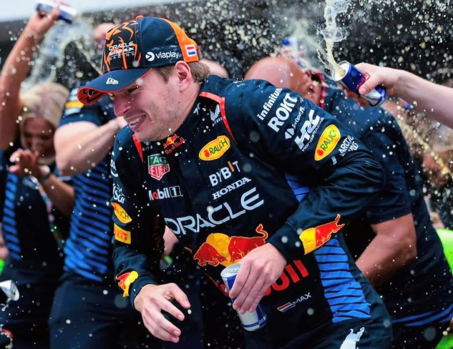 Max Verstappen y su equipo en un particular festejo con la bebida energizante Red Bull.