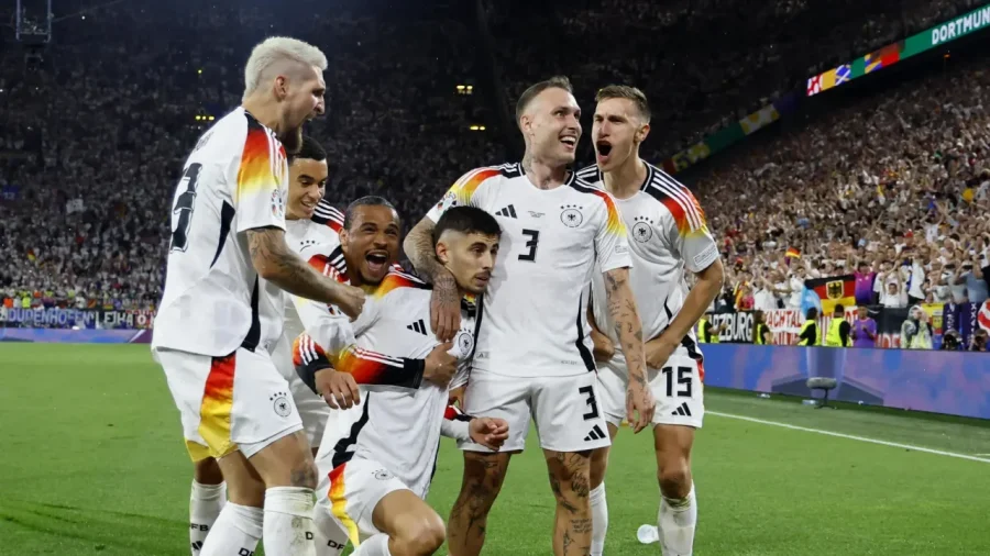 Los jugadores alemanes festejan el gol de Kai Havertz.