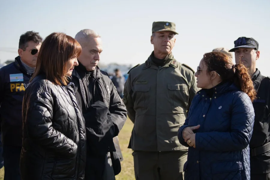 La ministra Patricia Bullrich, la jueza Pozzer Penzo y fuerzas federales en el lugar donde est&aacute;n los rastrillajes.