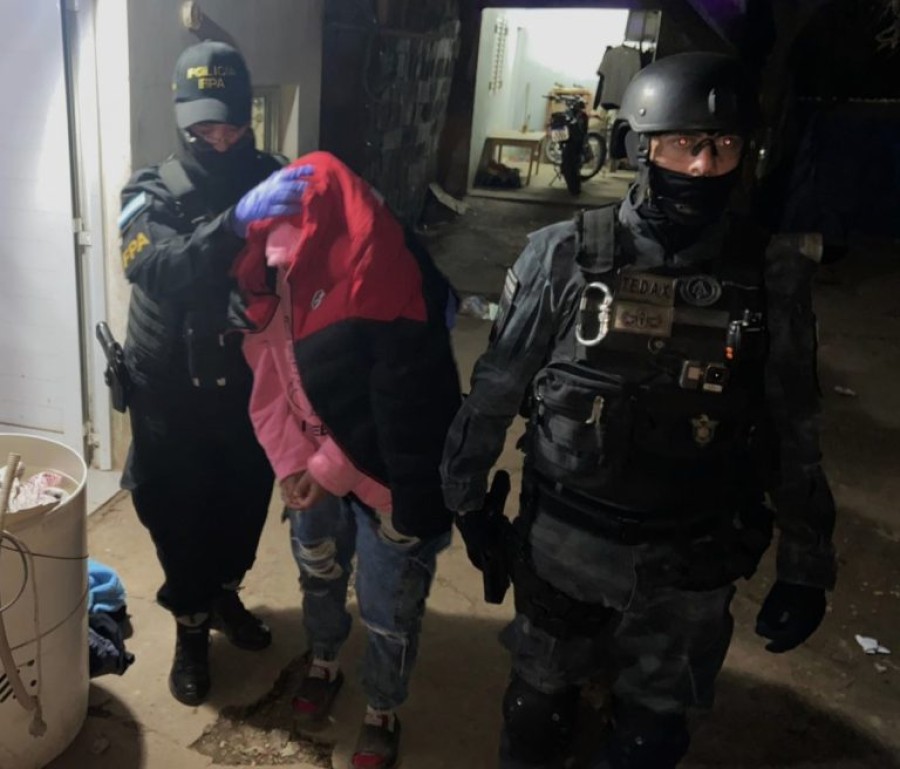 En los domicilios allanados en Morteros, se incautaron varias dosis de coca&iacute;na y marihuana y dinero en efectivo.