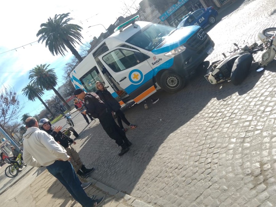 Imagen de otro accidente ocurrido el mi&eacute;rcoles a pocos metros de Bv. Santa Fe y Constituci&oacute;n.