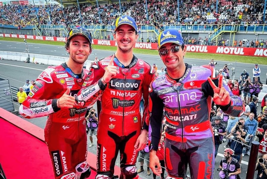 Enea Bastianini, Francesco Bagnaia y Jorge Mart&iacute;n en el circuito de Assen.