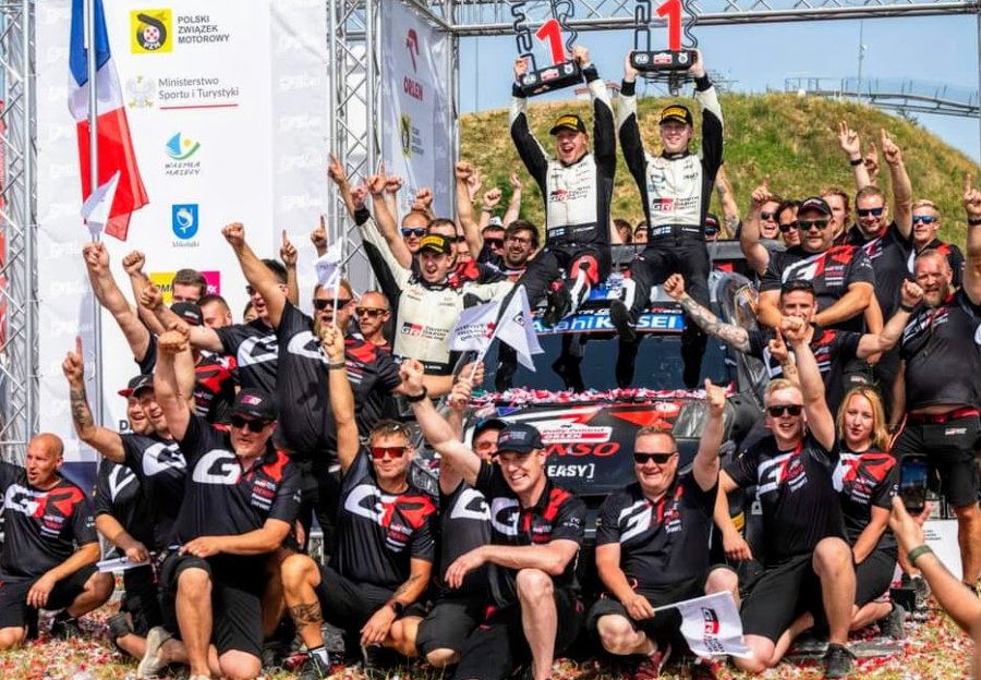 Kalle Rovanper&auml; y Jonne Halttunen festejan en el podio con el equipo Toyota Racing.