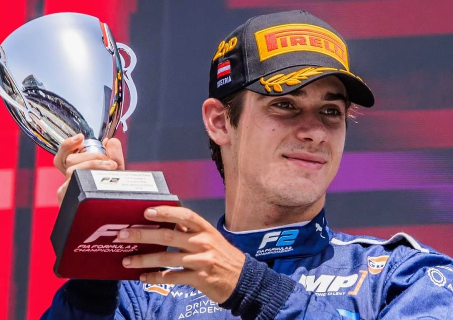 Franco Colapinto con su trofeo en el podio de la carrera principal de la F&oacute;rmula 2 en Austria.