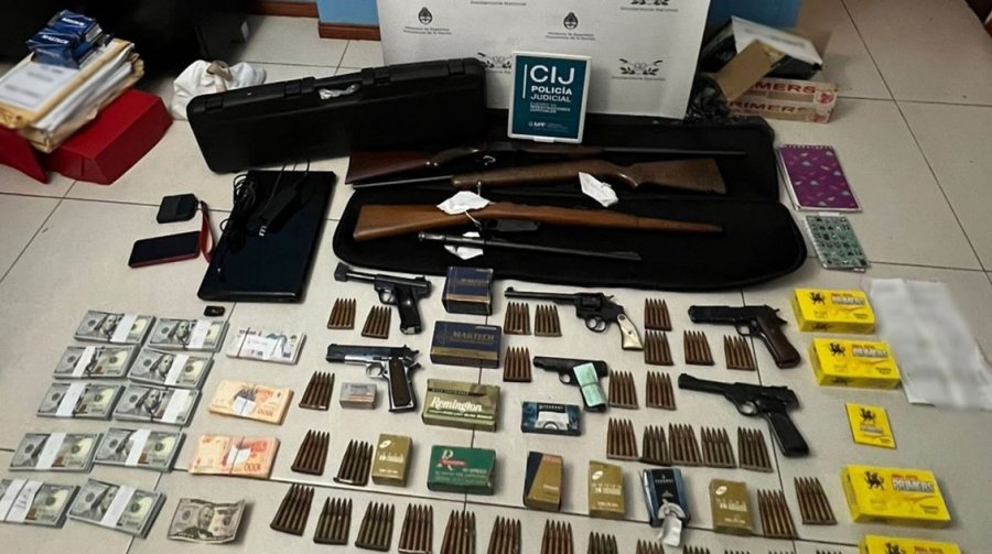 Adem&aacute;s del arsenal secuestraron casi 100.000 d&oacute;lares, 4 autos, 36 celulares y casi 25.000 municiones de todos los calibres.