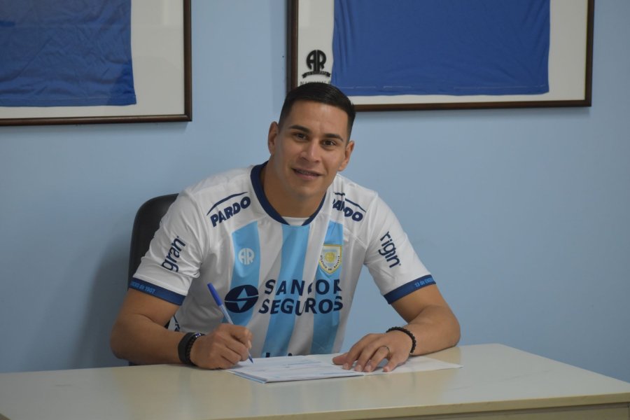 FIRMANDO CONTRATO./ Llega desde Sol de Am&eacute;rica.