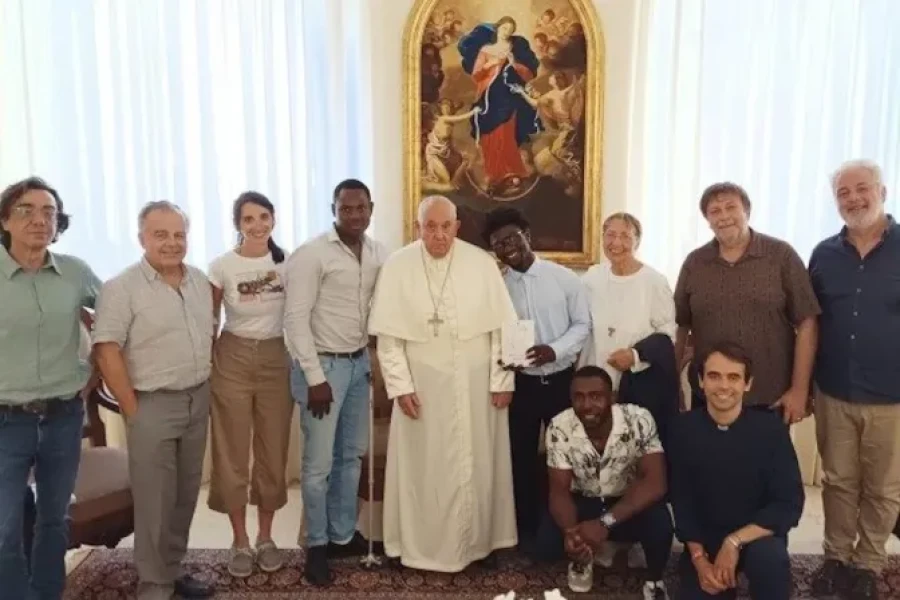 En la Casa de Santa Marta, el Papa con los migrantes.