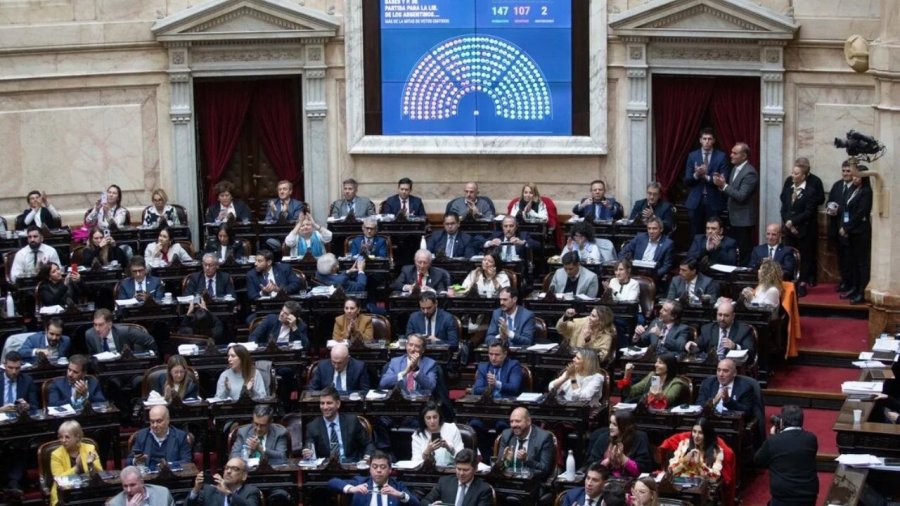 ESTIMACIONES. Econom&iacute;a ratifica un d&oacute;lar a $ 1016 para fin de a&ntilde;o.