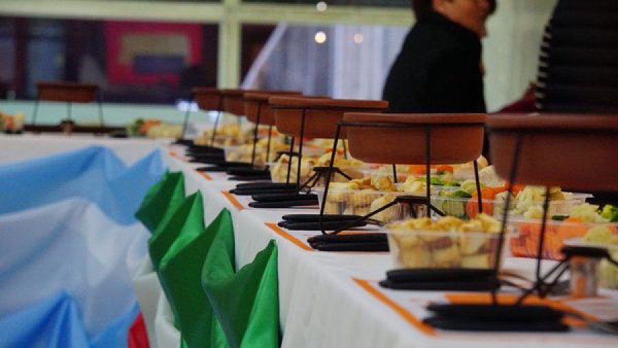 La mesa preparada para deleitarse con el plato piamont&eacute;s.