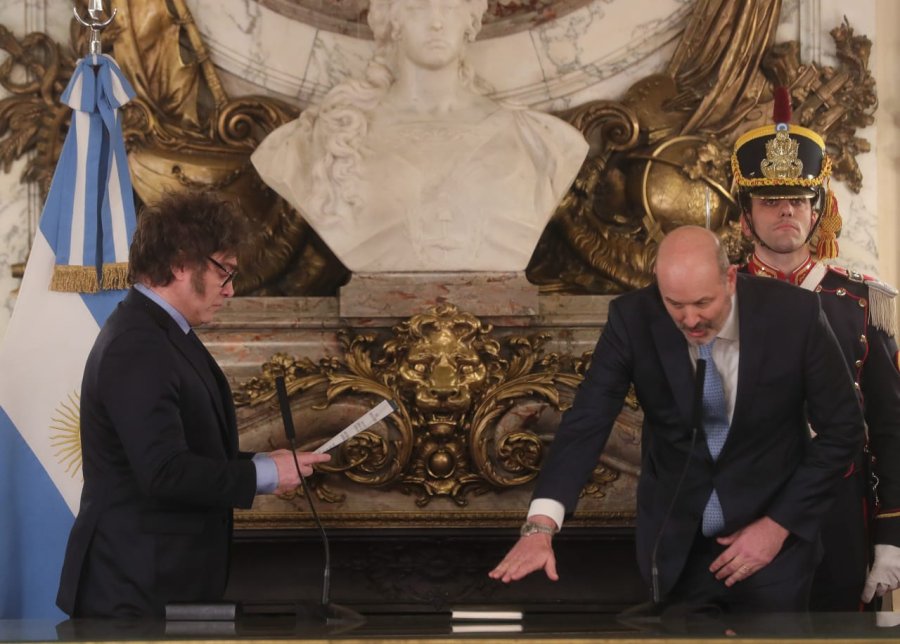 El Presidente Javier Milei le tom&oacute; juramento a Federico Sturzenegger como Ministro de Desregulaci&oacute;n y Transformaci&oacute;n del Estado, durante un acto que tuvo lugar en el Sal&oacute;n Blanco de Casa Rosada.