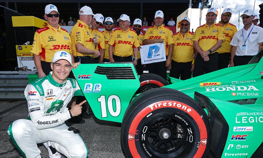 Alex Palou y su equipo tras conseguir la pole en el circuito de Mid-Ohio.