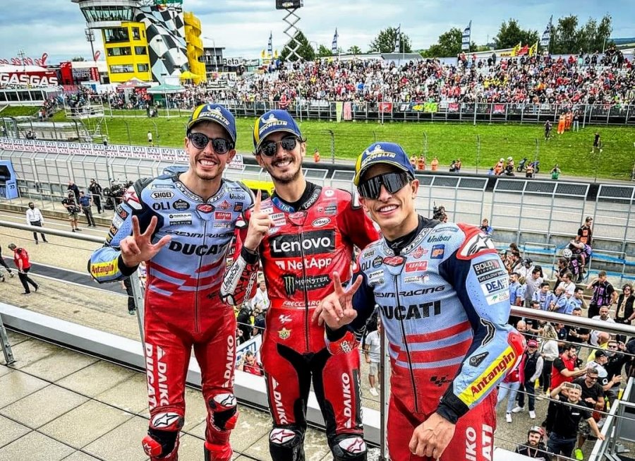 Alex M&aacute;rquez (3&deg;), Francesco Bagnaia (1&deg;) y Marc M&aacute;rquez (2&deg;) en el podio de Sachsenring.)
