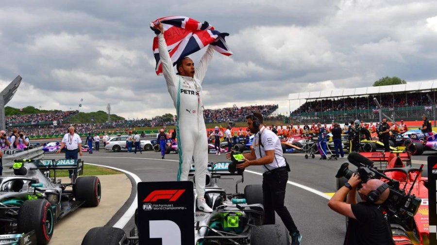 Lewis Hamilton celebra ante su gente con la bandera inglesa en Silverstone.