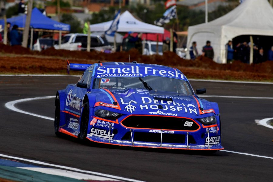 Nicol&aacute;s Trosset gan&oacute; en su debut con el Ford Mustang en el aut&oacute;dromo de Posadas.