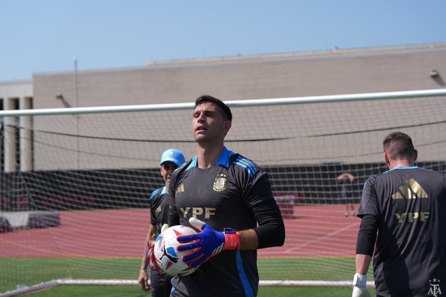 Dibu Mart&iacute;nez, quien ya qued&oacute; en la historia grande de la Selecci&oacute;n argentina, durante la pr&aacute;ctica del s&aacute;bado en Texas.