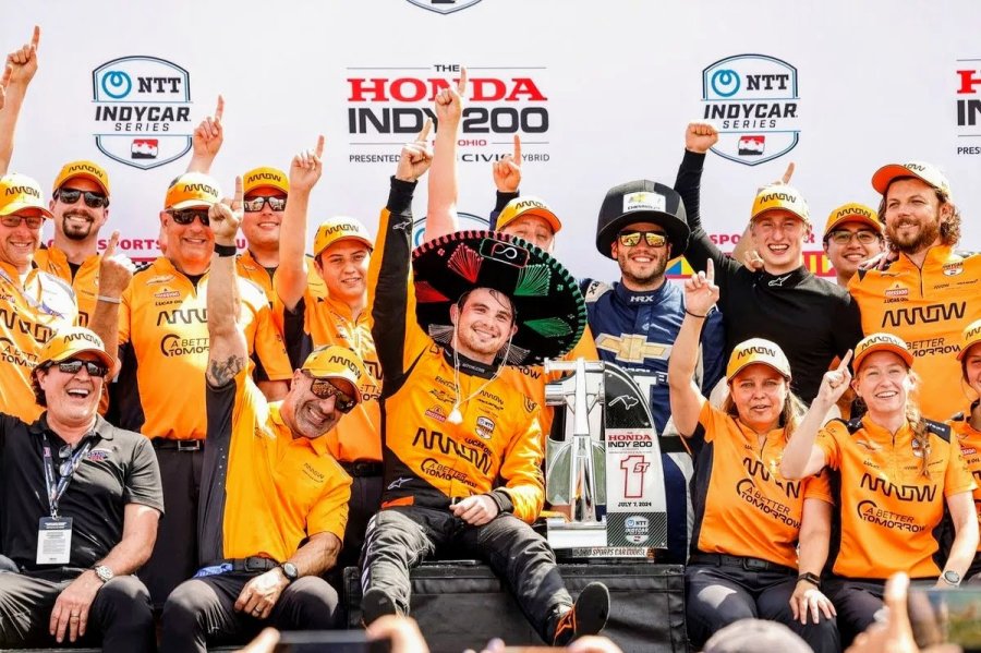 Pato O'Ward -con un sombrero mexicano- festejando con el equipo Arrow McLaren.