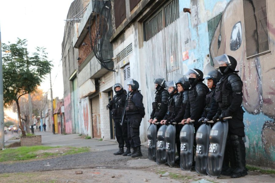 Efectivos policiales custodian la zona mientras se derrumba el puesto de venta de drogas.