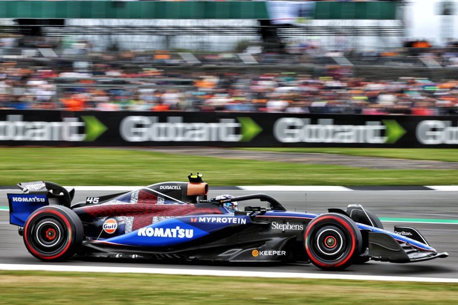 Franco Colapinto girando con el Williams en el circuito de Silverstone.