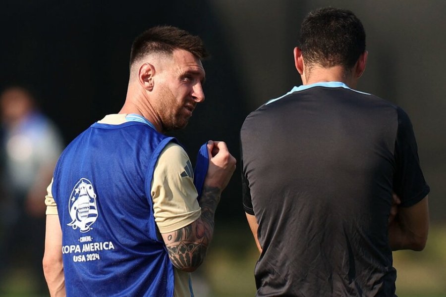 Charlan Messi y Scaloni durante la pr&aacute;ctica de este lunes. El DT se refiri&oacute; a su relaci&oacute;n con el capit&aacute;n en la conferencia.