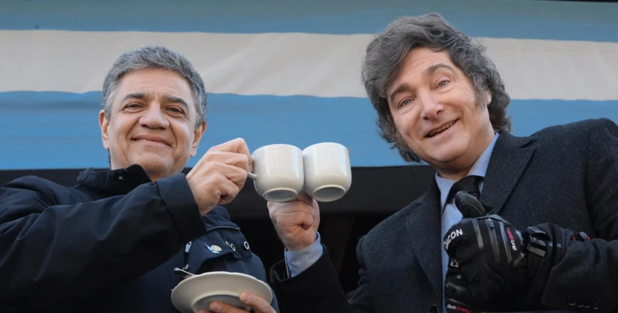 Jorge Macri y Javier Milei comparten una bebida caliente en la fr&iacute;a ma&ntilde;ana del martes en Ciudad de Buenos Aires.