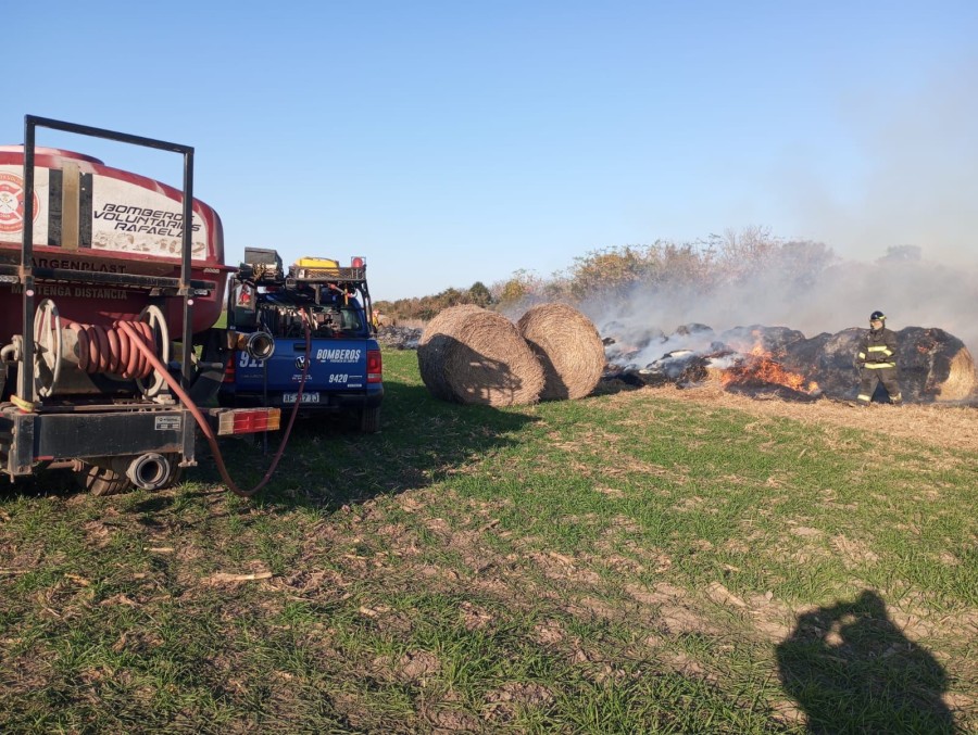 Resultaron dañados 80 rollos de pasturas secas utilizadas en la alimentación de animales vacunos.