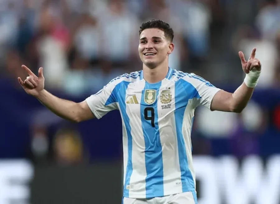 Juli&aacute;n Alvarez festeja su gol ante Canad&aacute;.