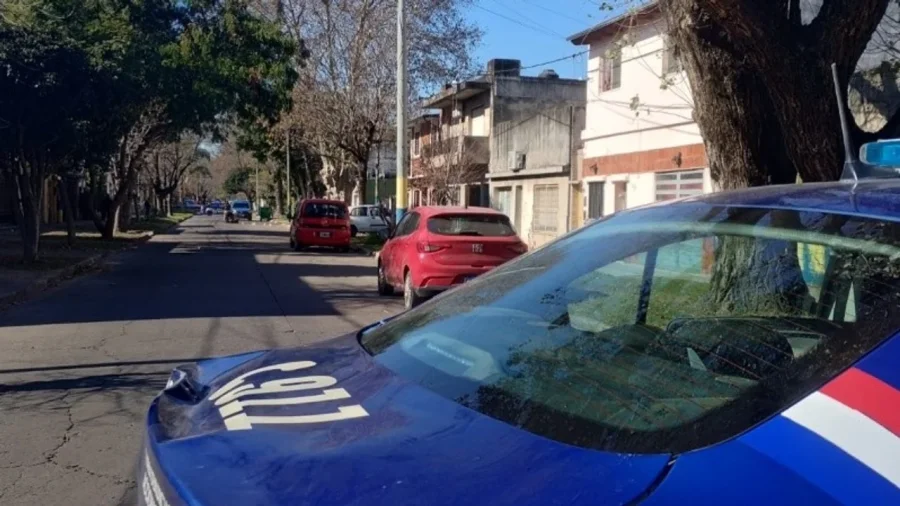 Siete tiros impactaron en el port&oacute;n del inmueble.