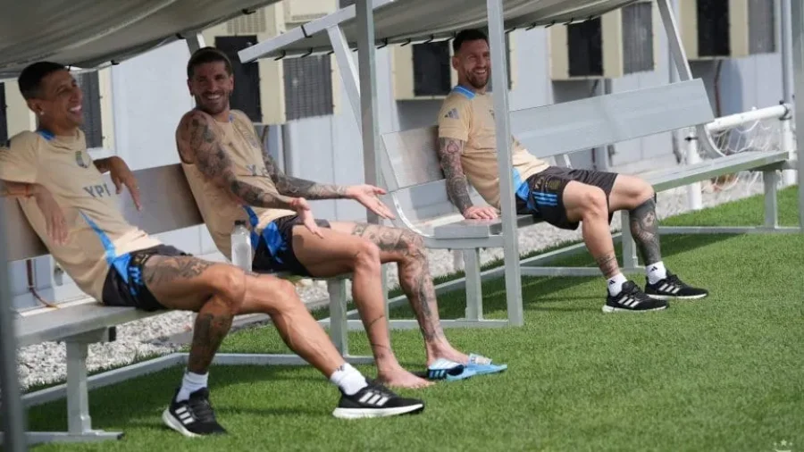 Las risas de Di Mar&iacute;a, De Paul y Messi durante el primer entrenamiento de la Selecci&oacute;n Argentina de cara a la final de la Copa Am&eacute;rica 2024