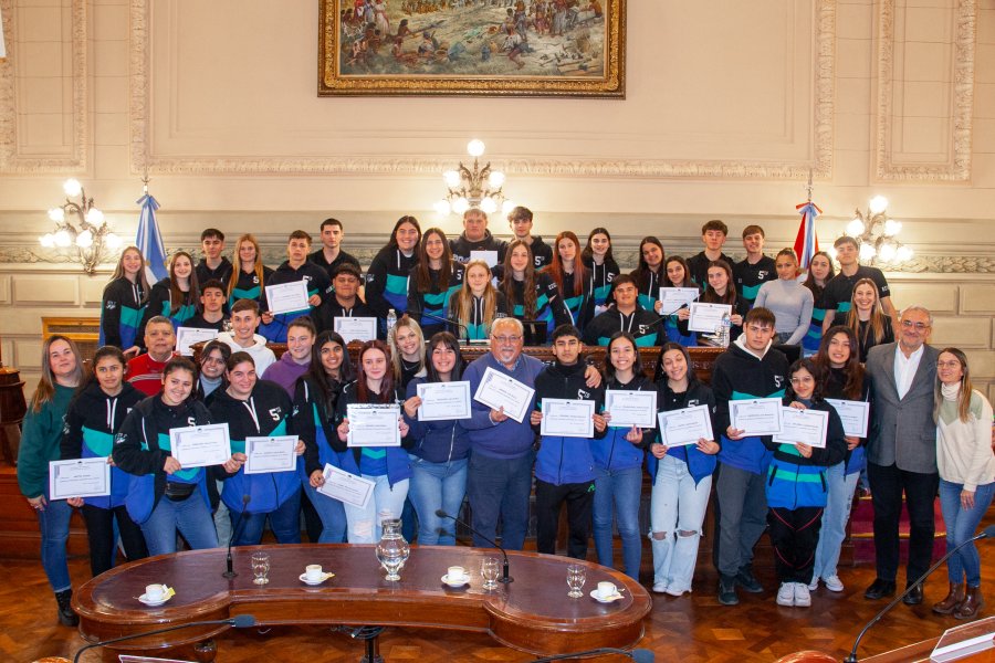 EN EL SENADO. El grupo que particip&oacute; de la experiencia en la Legislatura.