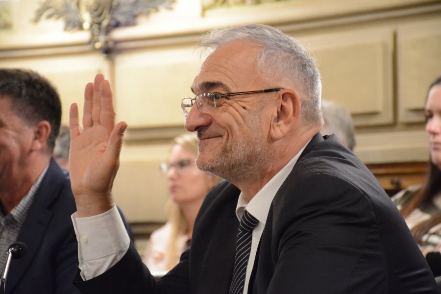 El legislador por el departamento Castellanos emitiendo su voto.
