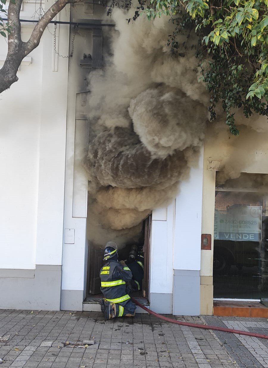 GRAVE. La emanación de humo desde el interior daba muestras de la magnitud del foco.