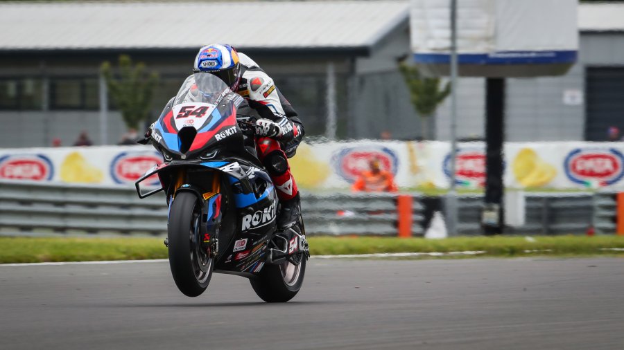 Toprak Razgatlioglue tuvo un viernes perfecto en el circuito brit&aacute;nico de Donington Park.
