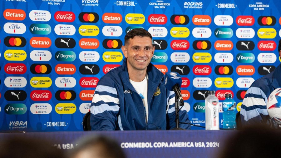 EMILIANO MART&Iacute;NEZ: "Sabemos nuestras armas que es jugar al f&uacute;tbol, tenemos al mejor. En una final siempre hay mucha tensi&oacute;n".