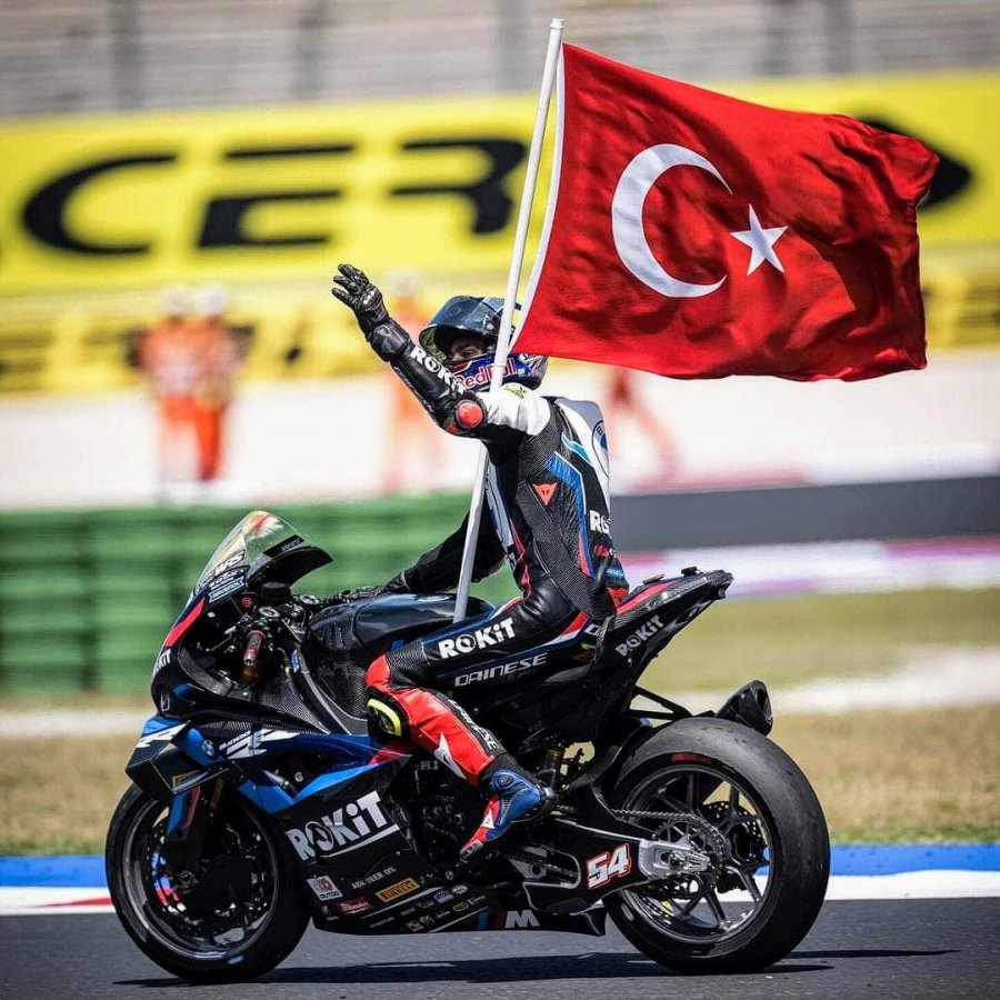 Toprak Razgatlioglu festeja con la bandera turca en el circuito de Donington Park.