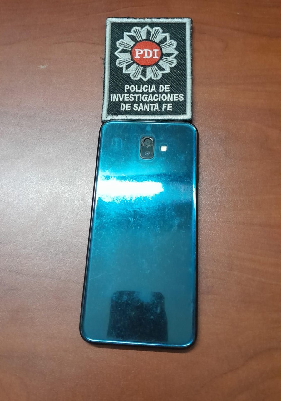 El tel&eacute;fono celular marca Samsung modelo A20 color negro recuperado por Complejas 5 de PDI.