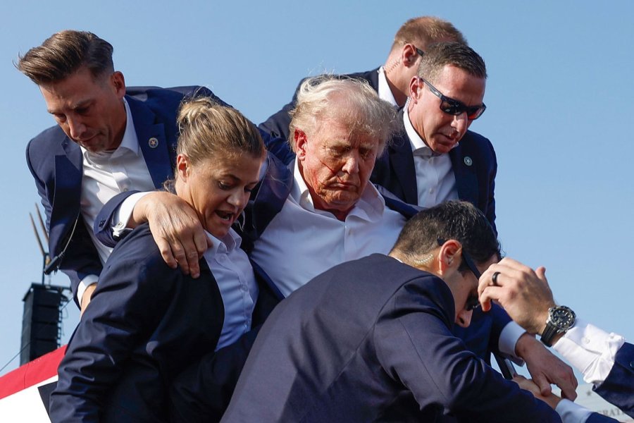 Agentes del Servicio Secreto sacan a Trump del escenario.