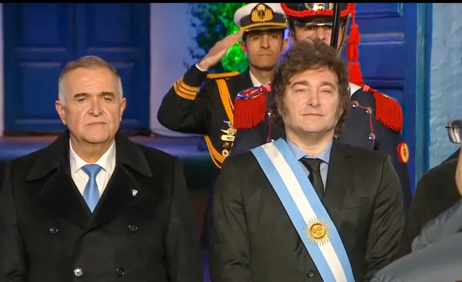 El presidente Javier Milei durante la firma del Acta de Mayo.