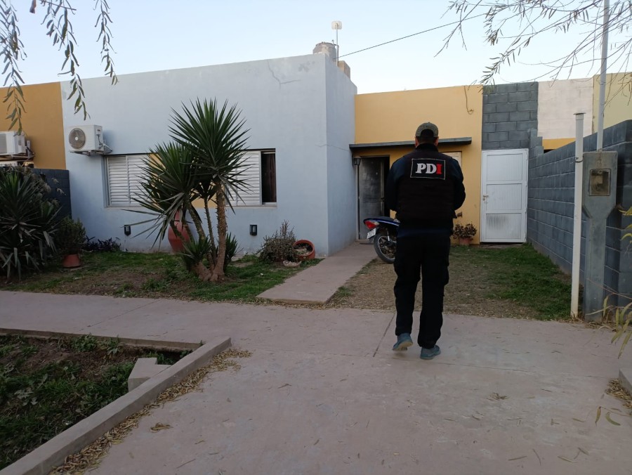 Efectivo de la PDI en uno de los domicilios requisados en San Crist&oacute;bal.