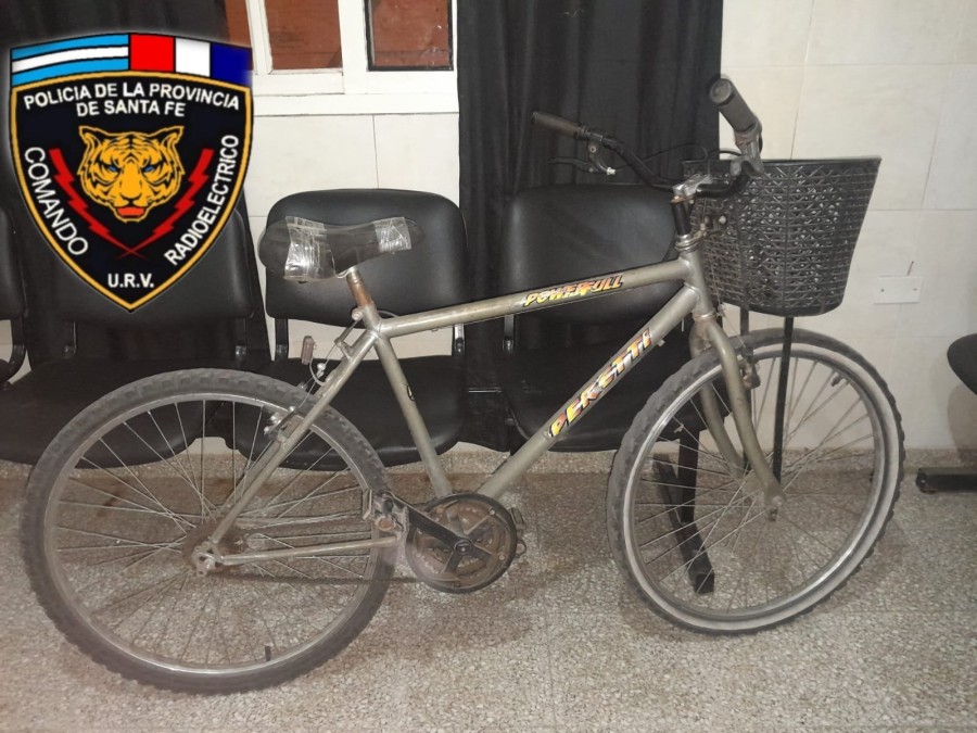 La bicicleta hallada por la GUR y la Polic&iacute;a abandonada a orillas de la Ruta 34.