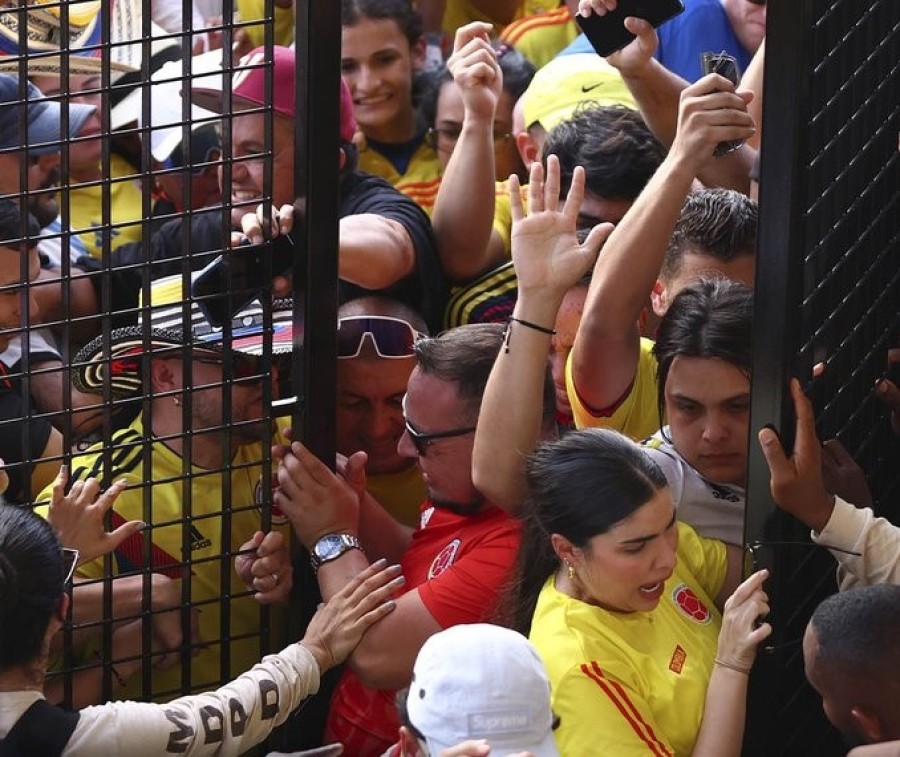 Empujones, golpes y mucho m&aacute;s en los accesos al estadio de la final de la Copa Am&eacute;rica.