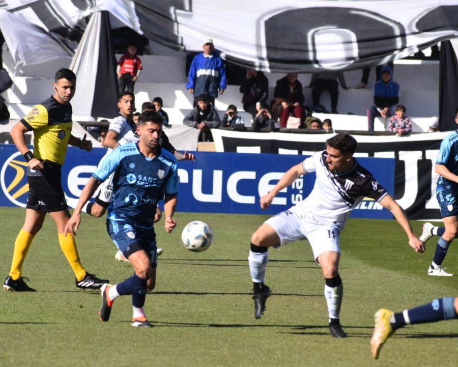 ATL&Eacute;TICO DE RAFAELA CAY&Oacute; EN SU VISITA AL LOBO MENDOCINO