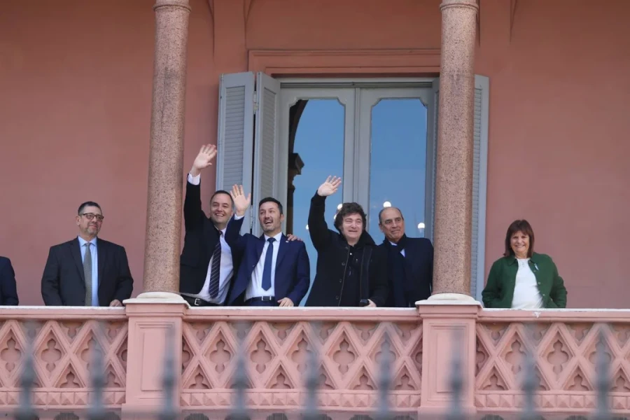 Javier Milei invit&oacute; al plantel campe&oacute;n a celebrar en el balc&oacute;n de Casa Rosada.
