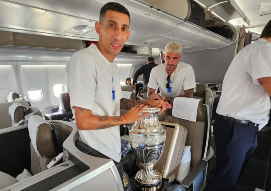 DI MAR&Iacute;A JUNTO A LA COPA Y RODIGO DE PAUL