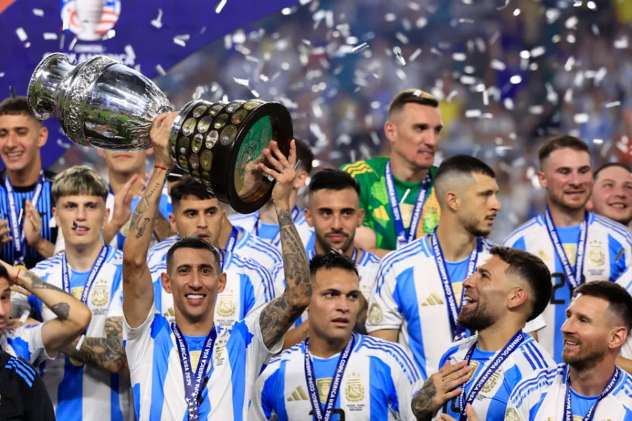 &Aacute;ngel Di Mar&iacute;a levanta el trofeo de la Copa Am&eacute;rica 2024.