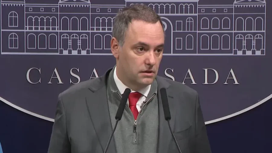 El vocero presidencial, Manuel Adorni, durante la conferencia de prensa de este lunes.