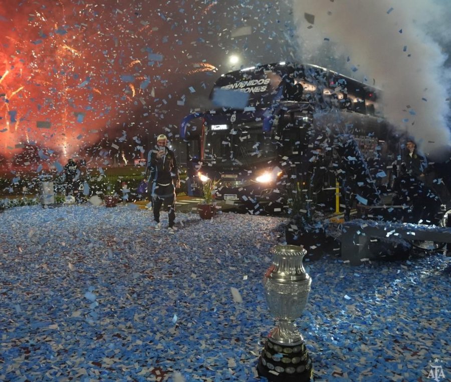 LA SELECCI&Oacute;N ARGENTINA FUE RECIBIDA POR UNA MULTITUD